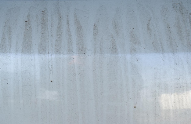 Foto manchas de barro en el maletero del coche blanco