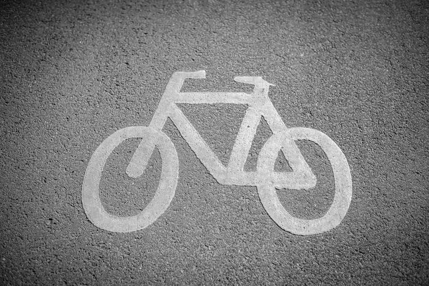 Manchas brancas no asfalto cinza na estrada na forma de uma bicicleta
