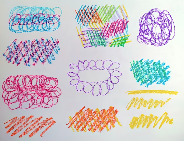 manchas de lápiz punto dibujado a mano dibujado diferentes colores líneas en un fondo blanco garabateo engrasado