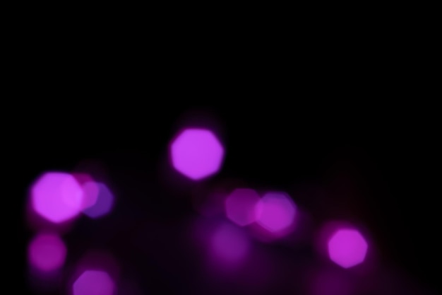 Las manchas de luz púrpura brillante en el fondo negro superponen el papel tapiz brillante copyspace