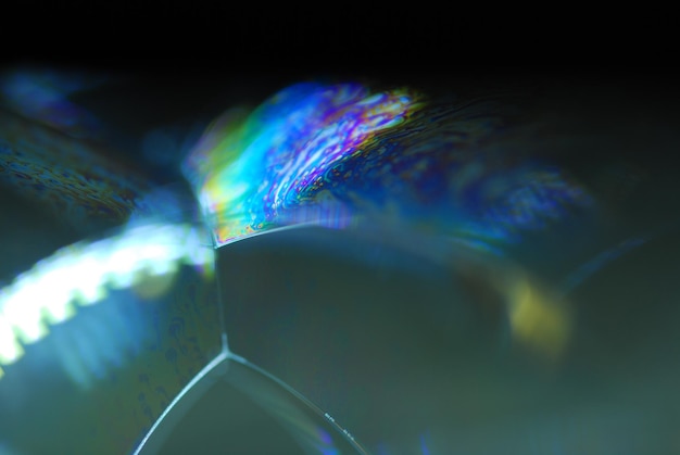 Manchas multicolores en una burbuja de jabón, primer plano