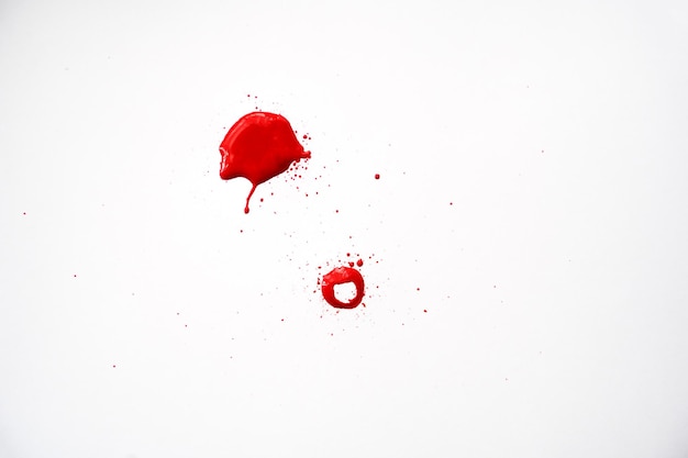 Manchas de sangre en fondo blanco Manchas rojas de acuarela Manchas sanguinarias realistas para Halloween Gotas de sangre