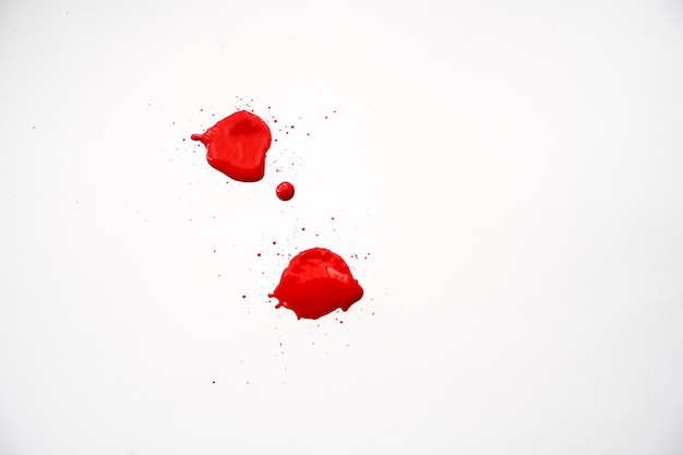 Manchas de sangre en fondo blanco Manchas rojas de acuarela Manchas sanguinarias realistas para Halloween Gotas de sangre