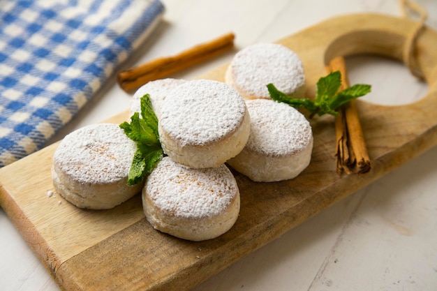 Manchego-Shortbread. Manchego Mantecados sind eine mit Zucker überzogene Süßigkeit mit einer köstlichen flockigen Textur.
