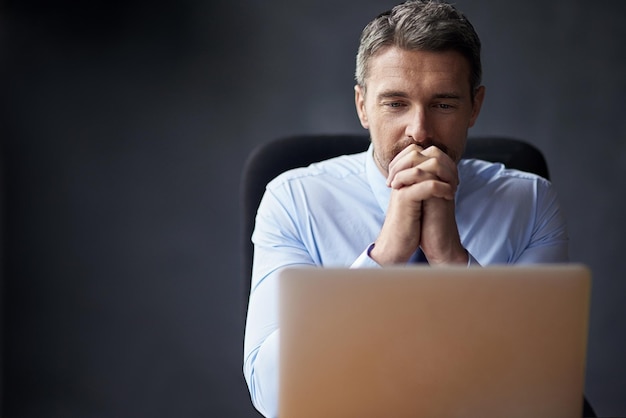 Manchmal ist der Stress einfach zu viel. Schnappschuss eines reifen Geschäftsmannes, der ängstlich aussieht, während er in seinem Büro arbeitet