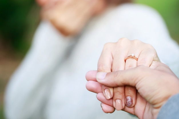 Foto mand e mulher de mãos dadas