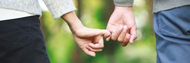 Mand und Frau Händchen haltend