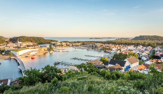 Mandal, eine kleine Stadt im Süden Norwegens. Aus der Höhe gesehen, mit dem Meer und dem Himmel im Hintergrund.