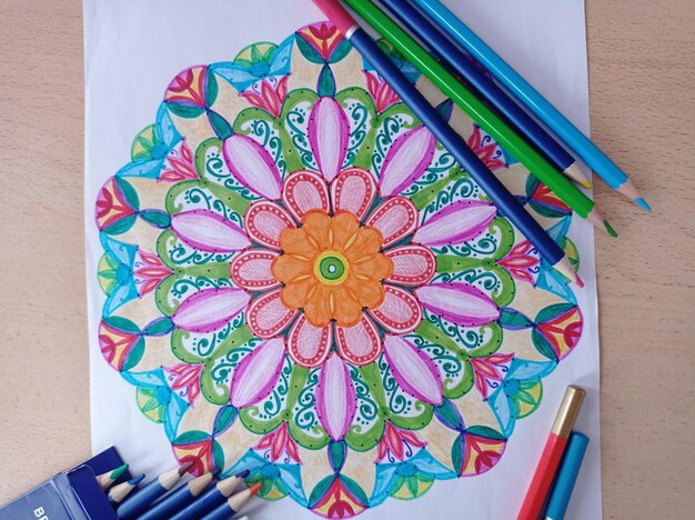 Foto un mandala colorido con una flor colorida en el medio.