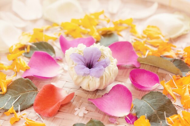 Mandala de flores naturais na cesta de vime.