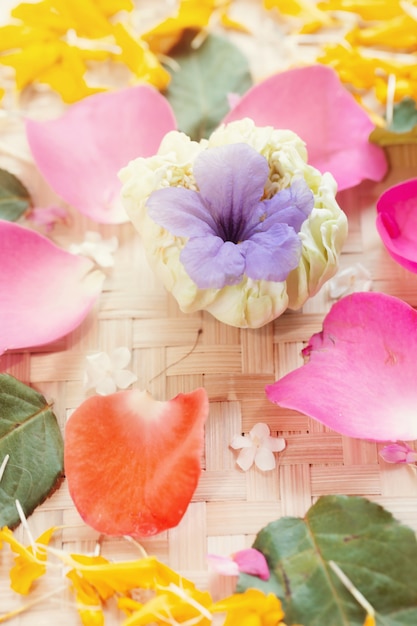 Foto mandala de flores naturais na cesta de vime.