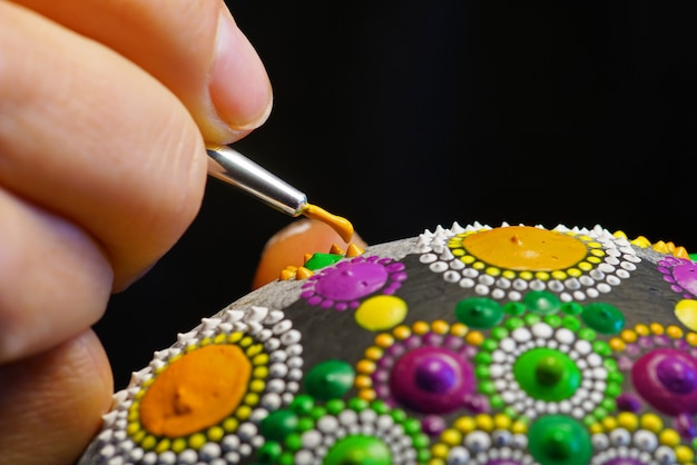 Foto mandala de pintados à mão em pedra