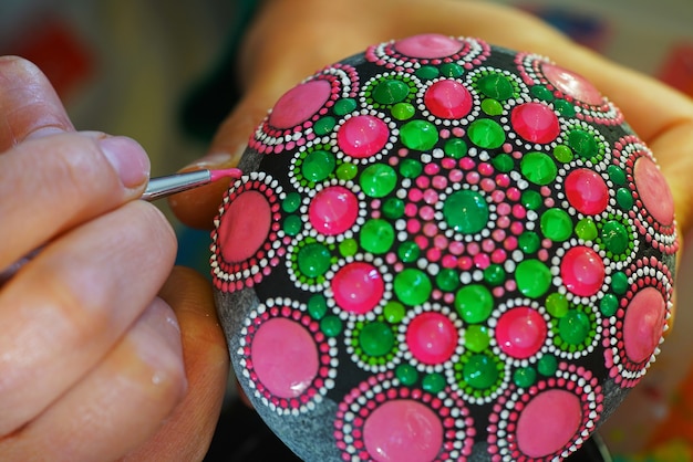 Foto mandala pintado a mano sobre piedra con pincel