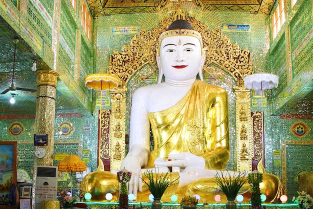 Foto mandalay myanmar - 23 de fevereiro: enorme estátua de buda, pagode soon u ponya shin, sagaing hill em 23 de fevereiro de 2017 em mandalay myanmar
