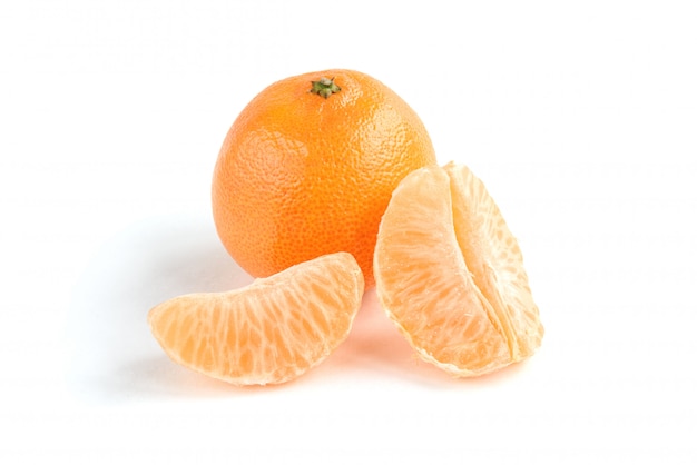 Mandarina aislado sobre fondo blanco.