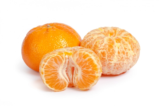 Mandarina aislado sobre fondo blanco.