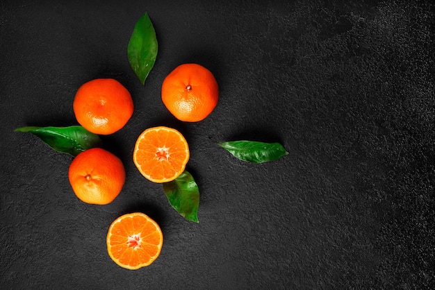 Mandarina aislado sobre un fondo negro. Mandarín. Foto de alta calidad