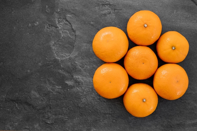 Mandarina aislado sobre fondo oscuro