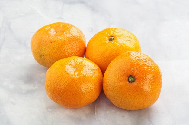 Mandarina amarela suculenta madura fresca