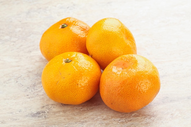 Mandarina amarilla jugosa madura fresca
