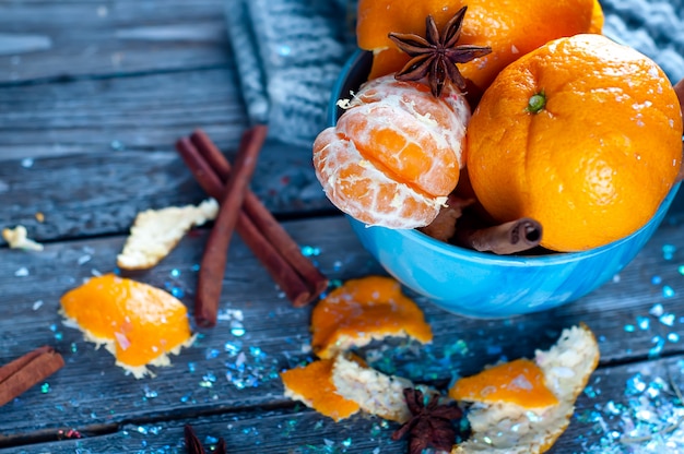 Foto mandarina en bufanda sobre fondo de madera