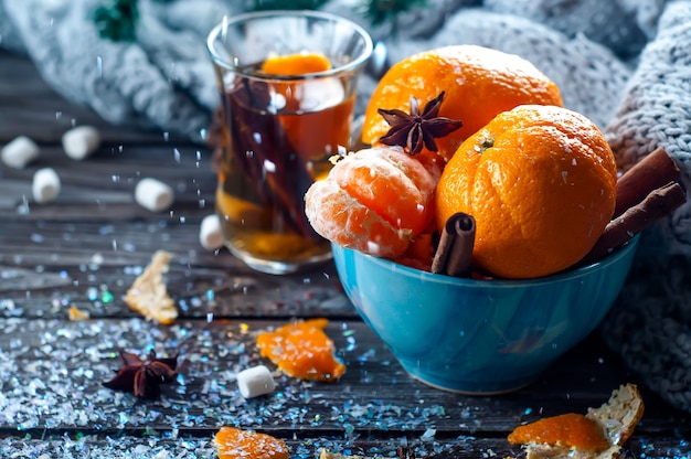 Mandarina en bufanda sobre fondo de madera