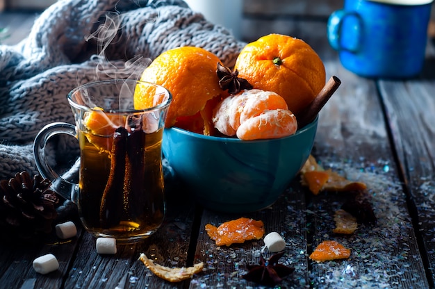 Mandarina en bufanda sobre fondo de madera