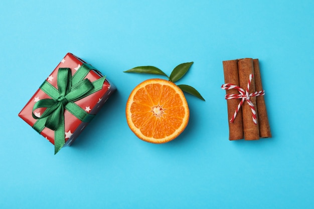 Mandarina, canela y caja de regalo en azul