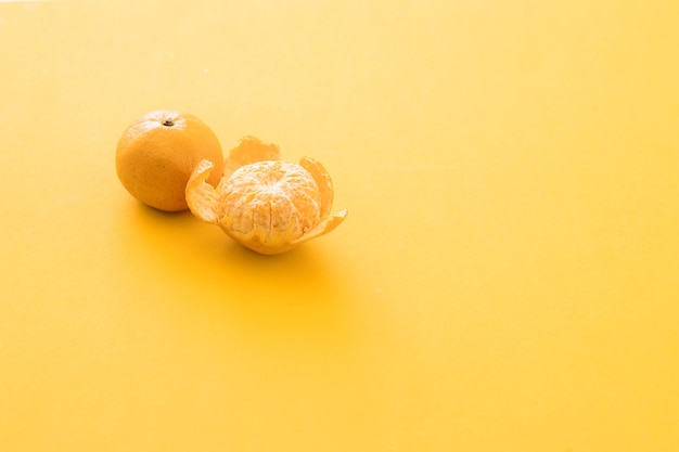 mandarina clementina sobre un fondo amarillo