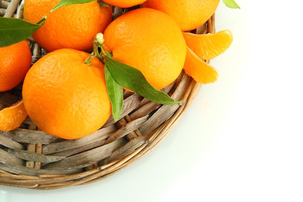 Mandarina dulce madura con hojas aisladas en blanco