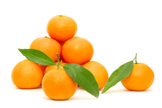 Mandarina fresca aislado en blanco