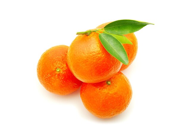 Mandarina fresca aislado en blanco