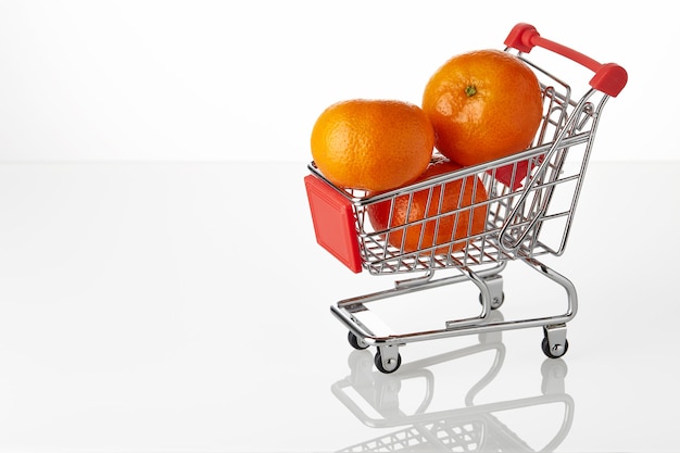 Mandarina fresca en carro para picar aislado sobre fondo blanco.