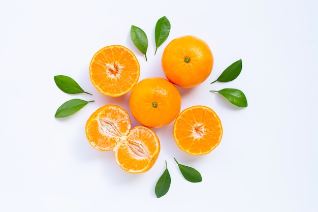 Mandarina fresca com folhas