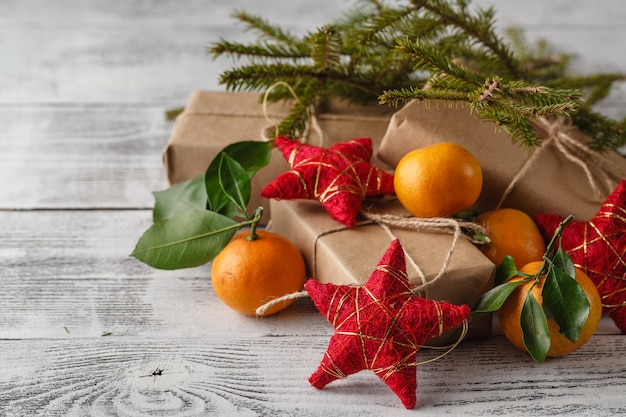 Mandarina fresca y decoraciones navideñas