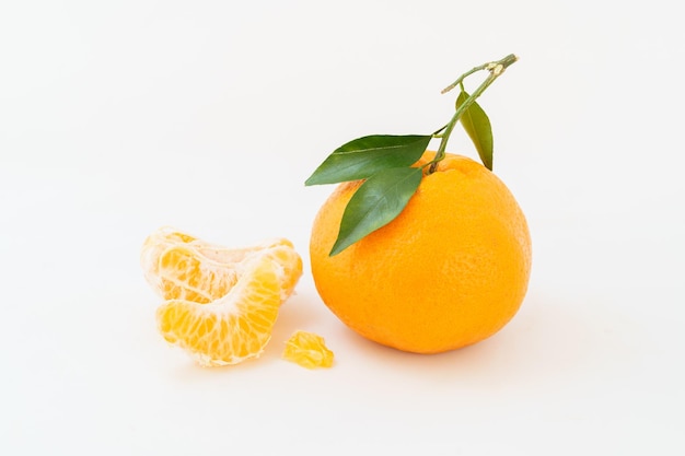 Mandarina fresca em fundo branco