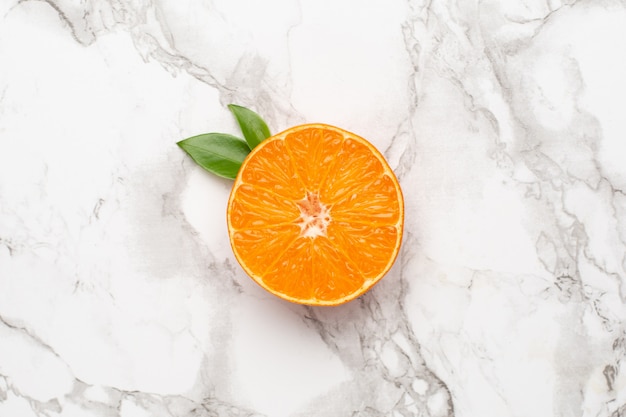 Mandarina fresca de naranja en mesa de mármol, fruta flatlay, verano mínimo y composición de kinfolk
