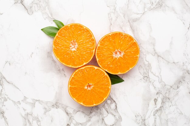 Mandarina fresca de naranja sobre superficie de mármol, fruta flatlay, verano minimal y composición kinfolk