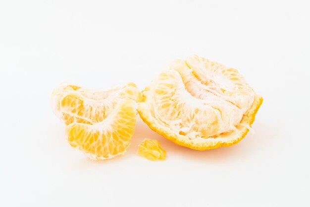 Mandarina fresca sobre un fondo blanco