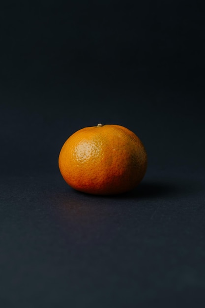 mandarina fresca sobre fondo negro