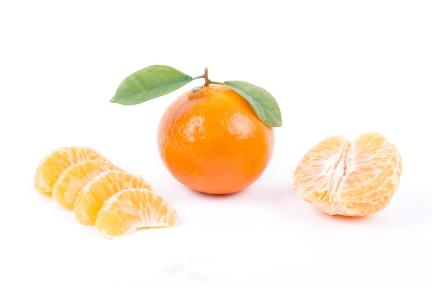 Una mandarina con hojas verdes