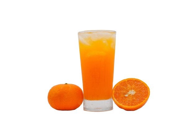 Mandarina inteira e meio cortada e suco de laranja gelado de vidro no fundo branco