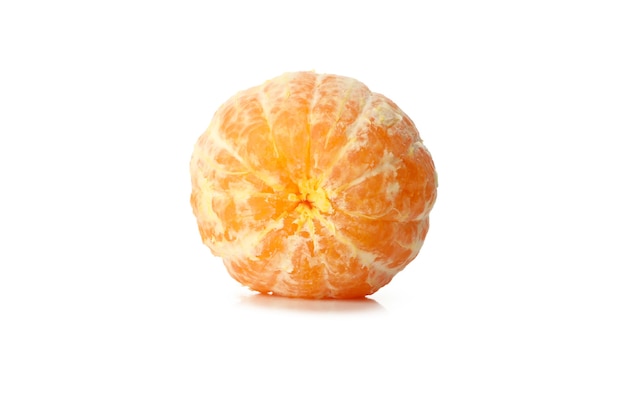 Una mandarina madura aislado en blanco