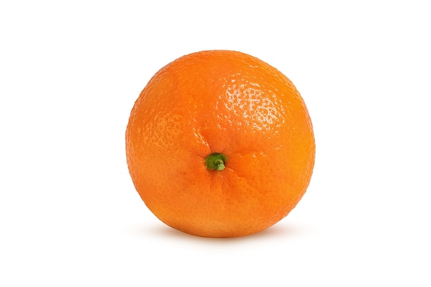 Mandarina madura y dulce sobre una superficie blanca