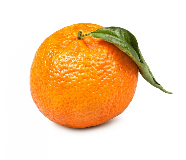 Mandarina madura con hoja verde