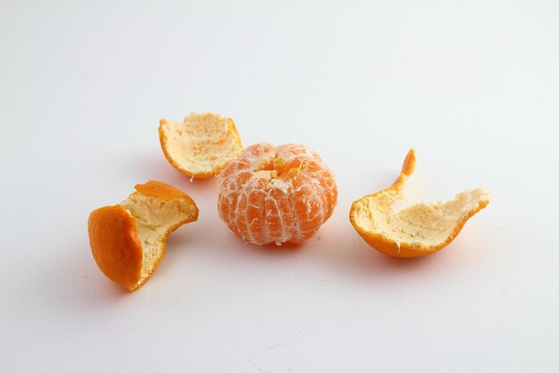 Mandarina madura con hojas de primer plano sobre un fondo blanco Naranja mandarina con hojas sobre un fondo blanco