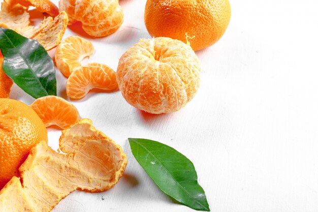 Mandarina madura con hojas