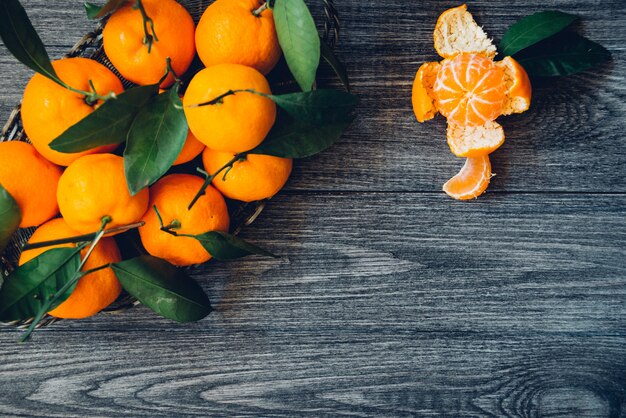 Mandarina madura en la vieja mesa rústica