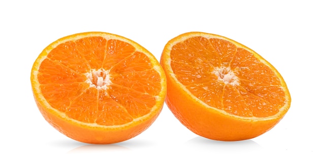Mandarina por la mitad aislado en superficie blanca