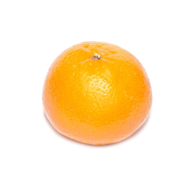 Mandarina naranja aislada sobre fondo blanco.